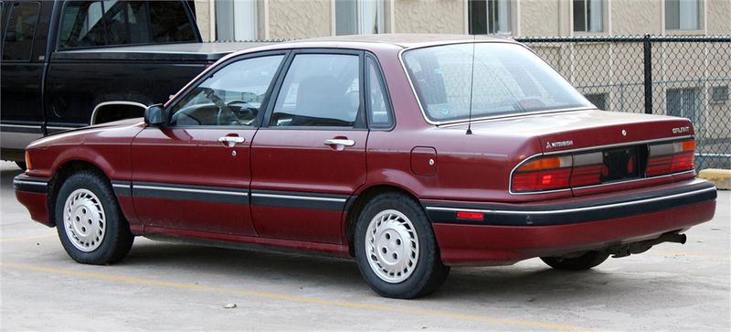 Datei:Mitsubishi Galant E30 Stufenheck Heck.jpg
