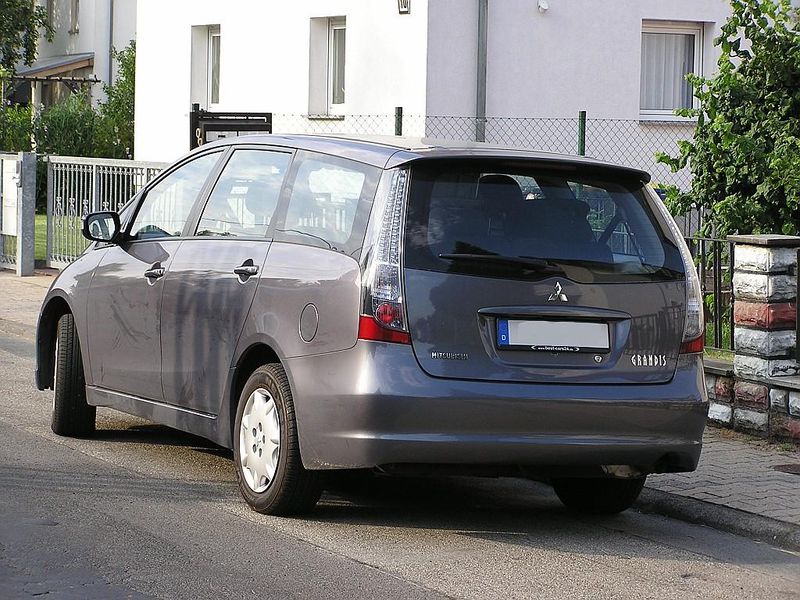 Datei:Mitsubishi Grandis NA0W Heck.jpg
