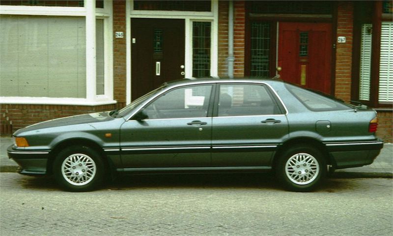 Datei:Mitsubishi Galant E30 Fliessheck Seite.jpg