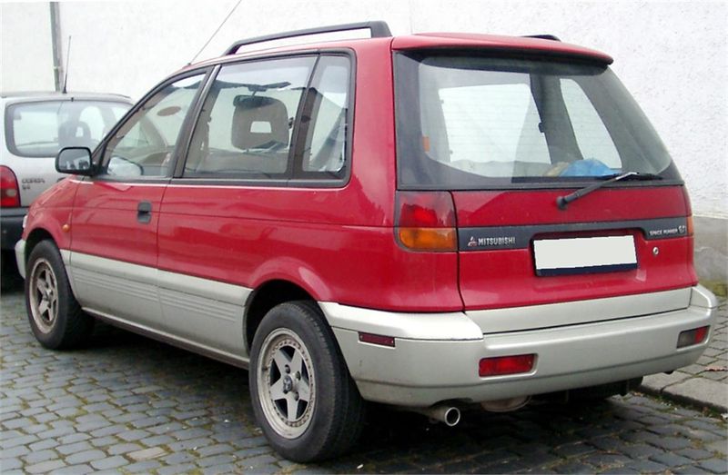 Datei:Mitsubishi Space Runner Heck.jpg
